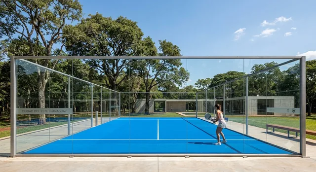 Cancha de pádel lista para jugar